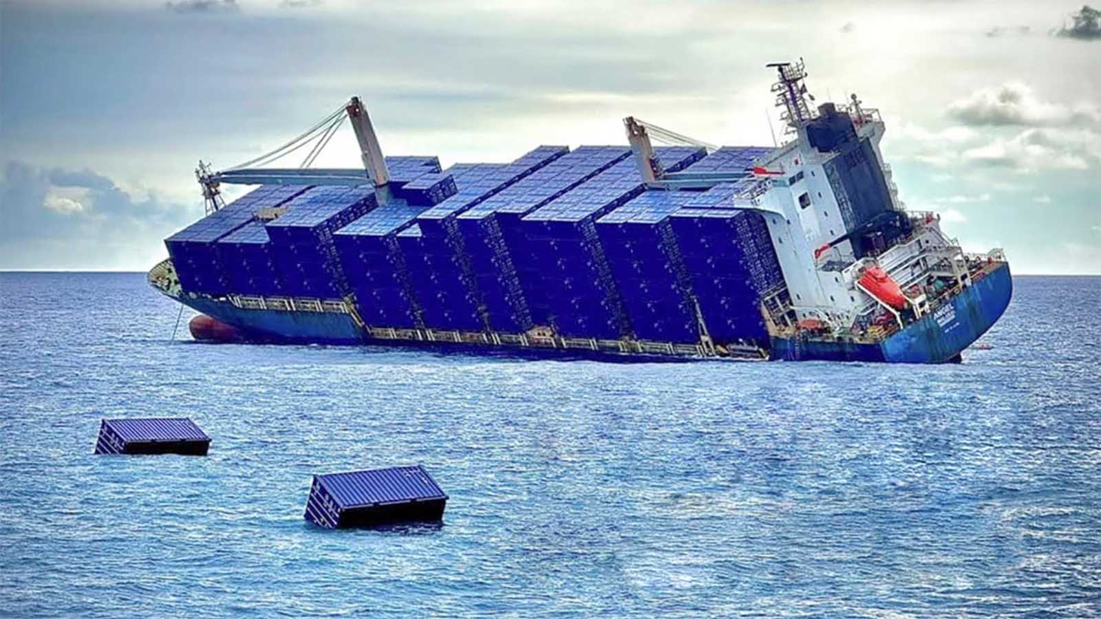 Här förlorar gigantiska container-fartyget kontrollen