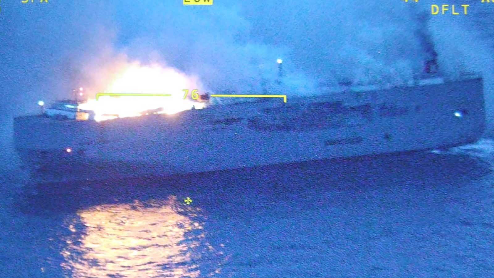 Storbrand på bilfartyg i Nordsjön – minst en död och sexton skadade